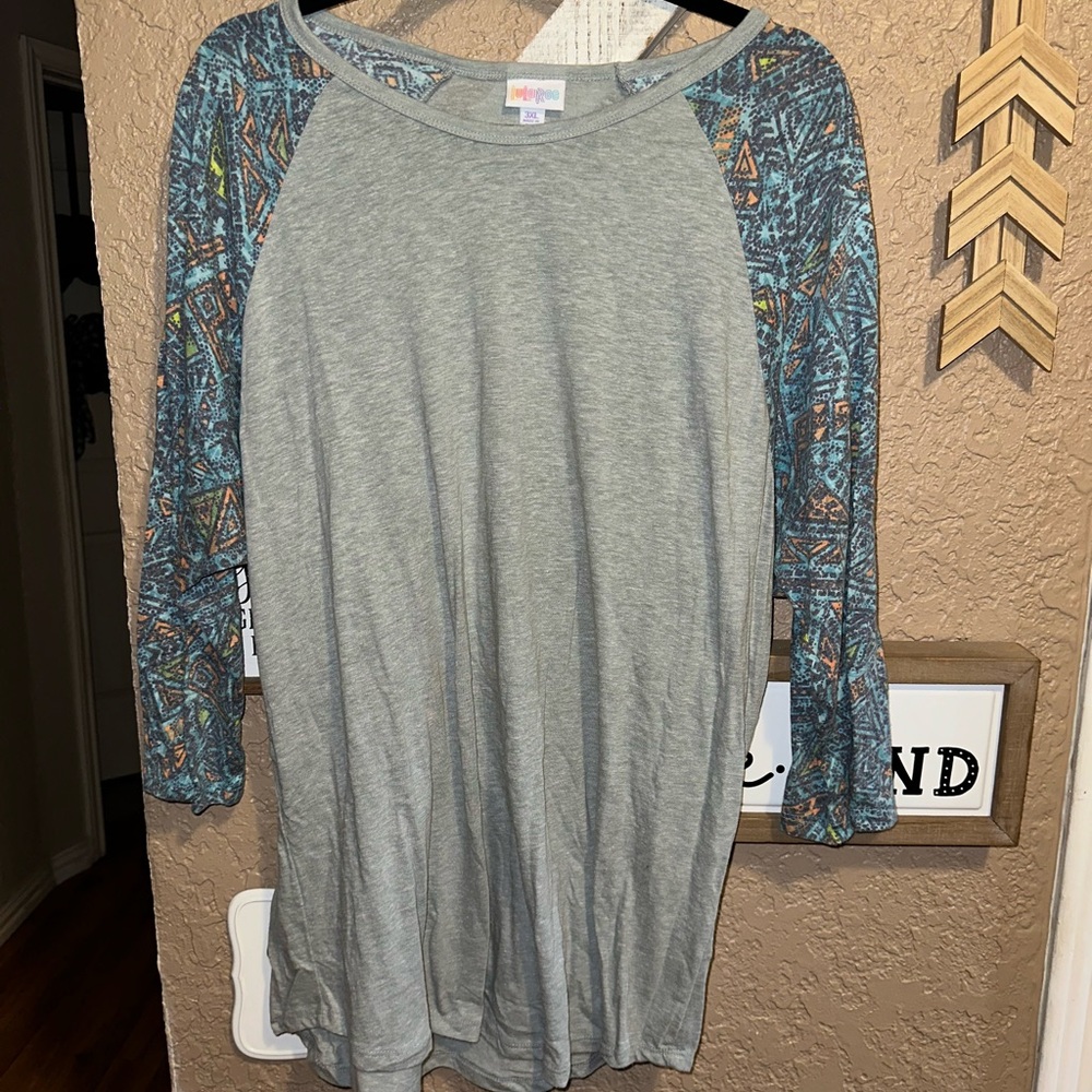 LuLaRoe Randy Tee Raglan Gray With Aqua Tribal Sleeves Women’s Size 3XL T1